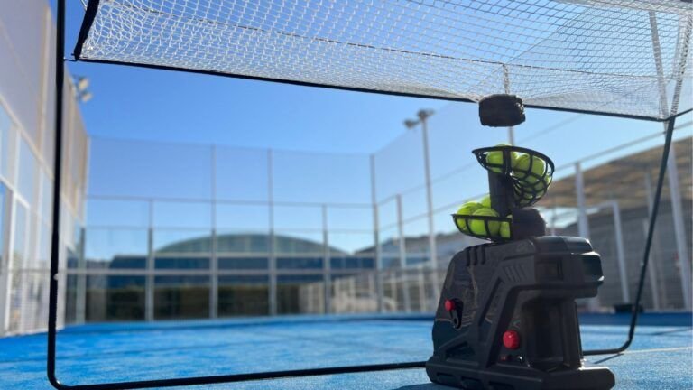 Máquina lanzapelotas Pro Padel GO con la red de ciclo continuo montada en pista