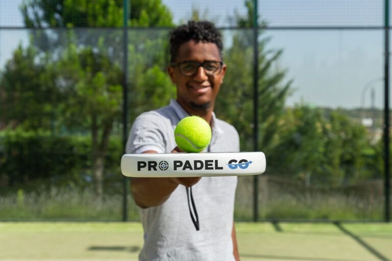 Jugador de pádel preparado para empezar a jugar en la pista