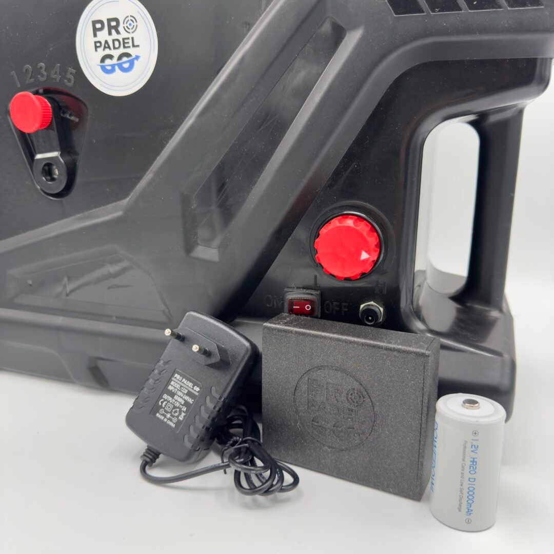 Detalle de la máquina lanzapelotas Pro Pádel GO con su cargador y la batería