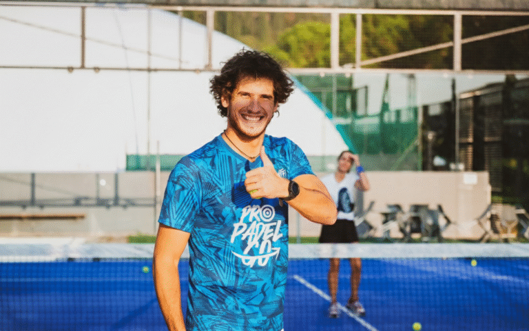 Jugador con la camiseta de Pro Padel GO en una pista de pádel