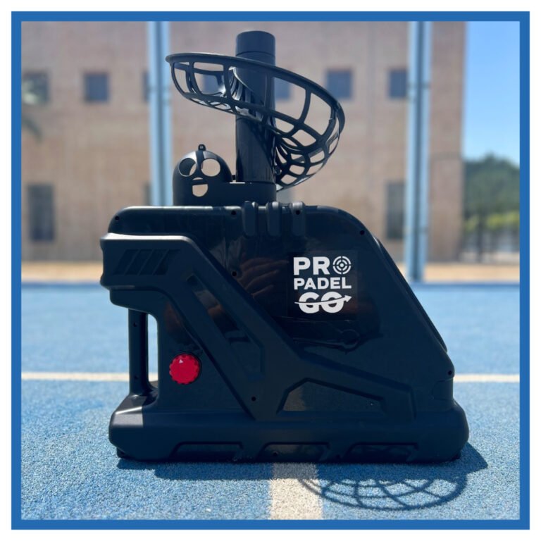Máquina lanzapelotas Pro Padel GO colocada en una pista de pádel