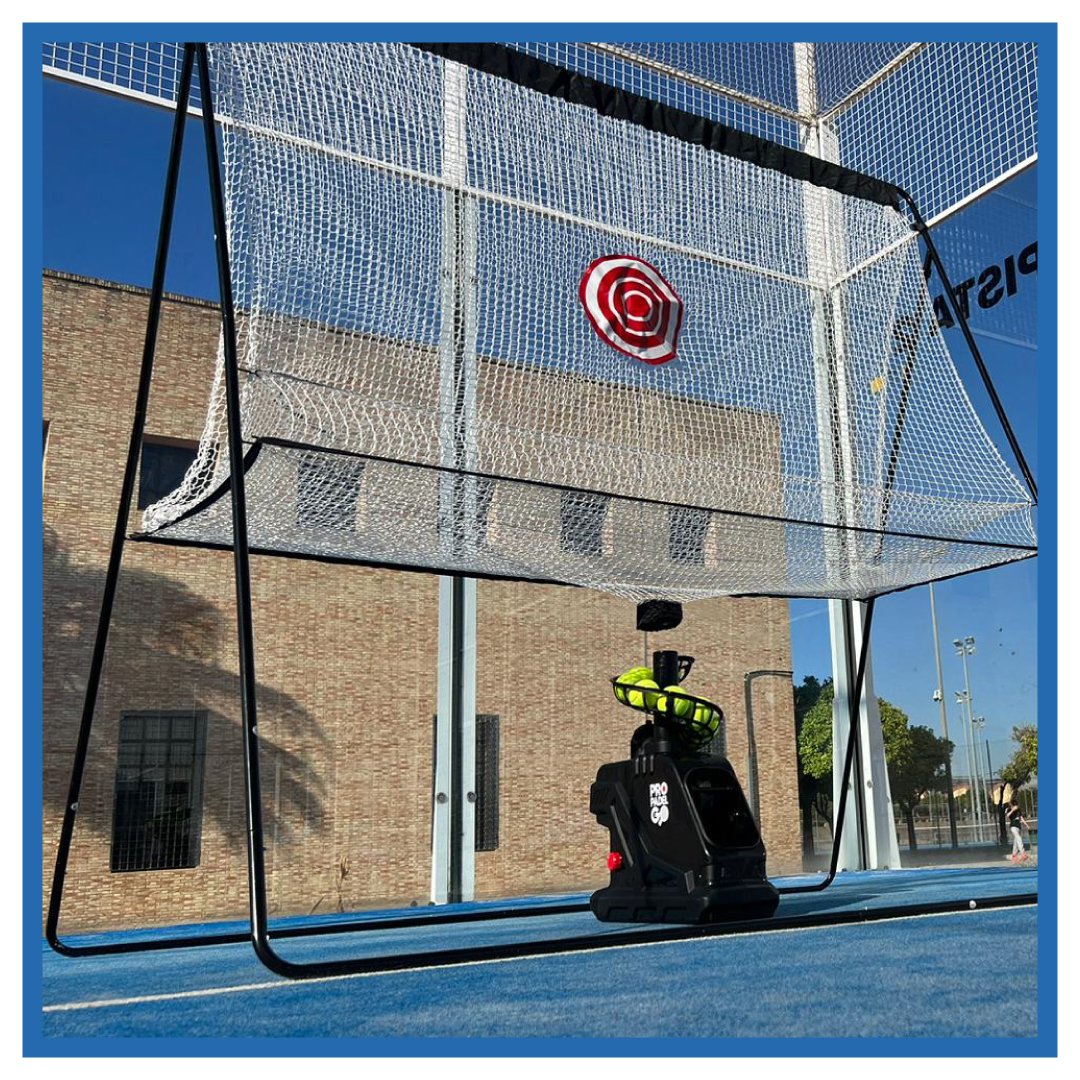 Máquina lanzapelotas de pádel Pro Padel GO con la red de ciclo continuo montada en pista