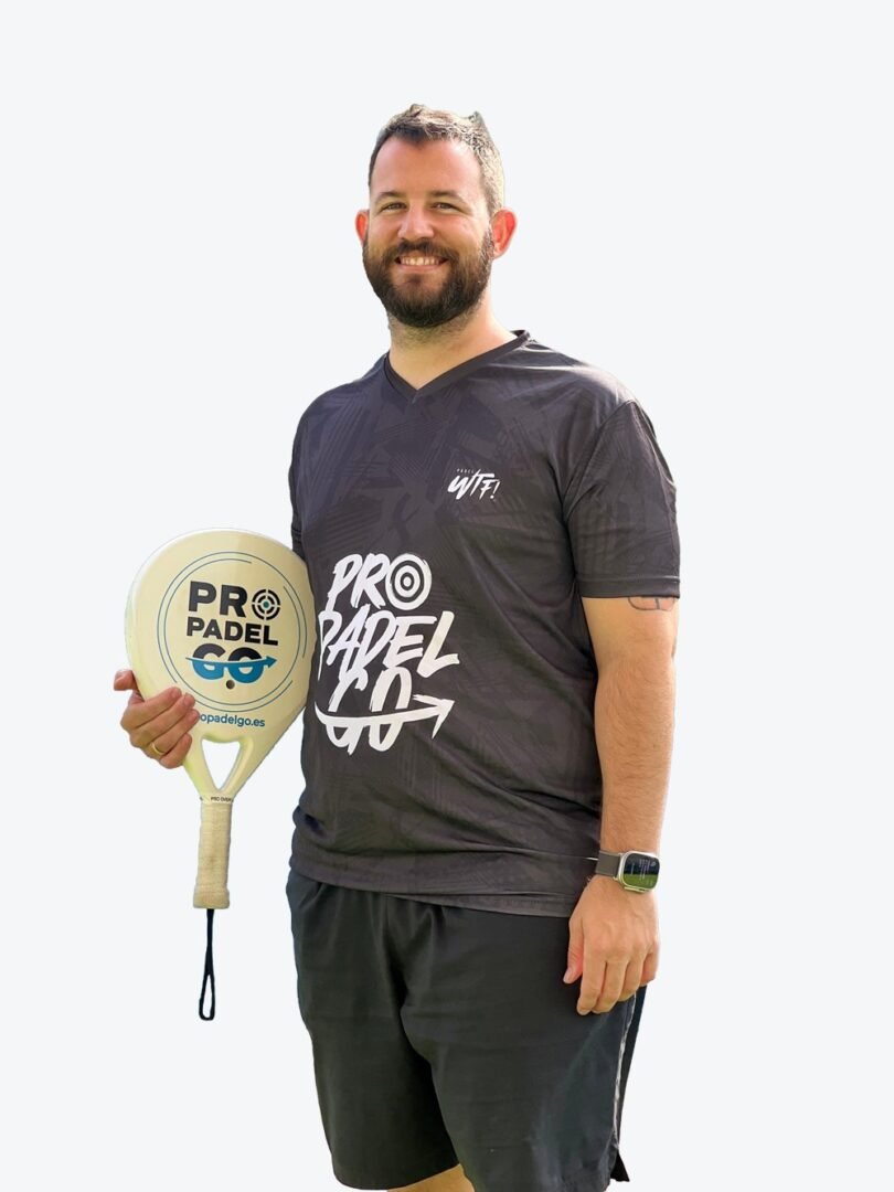 Equipo de Pro Padel GO con la pala y la camiseta de la marca