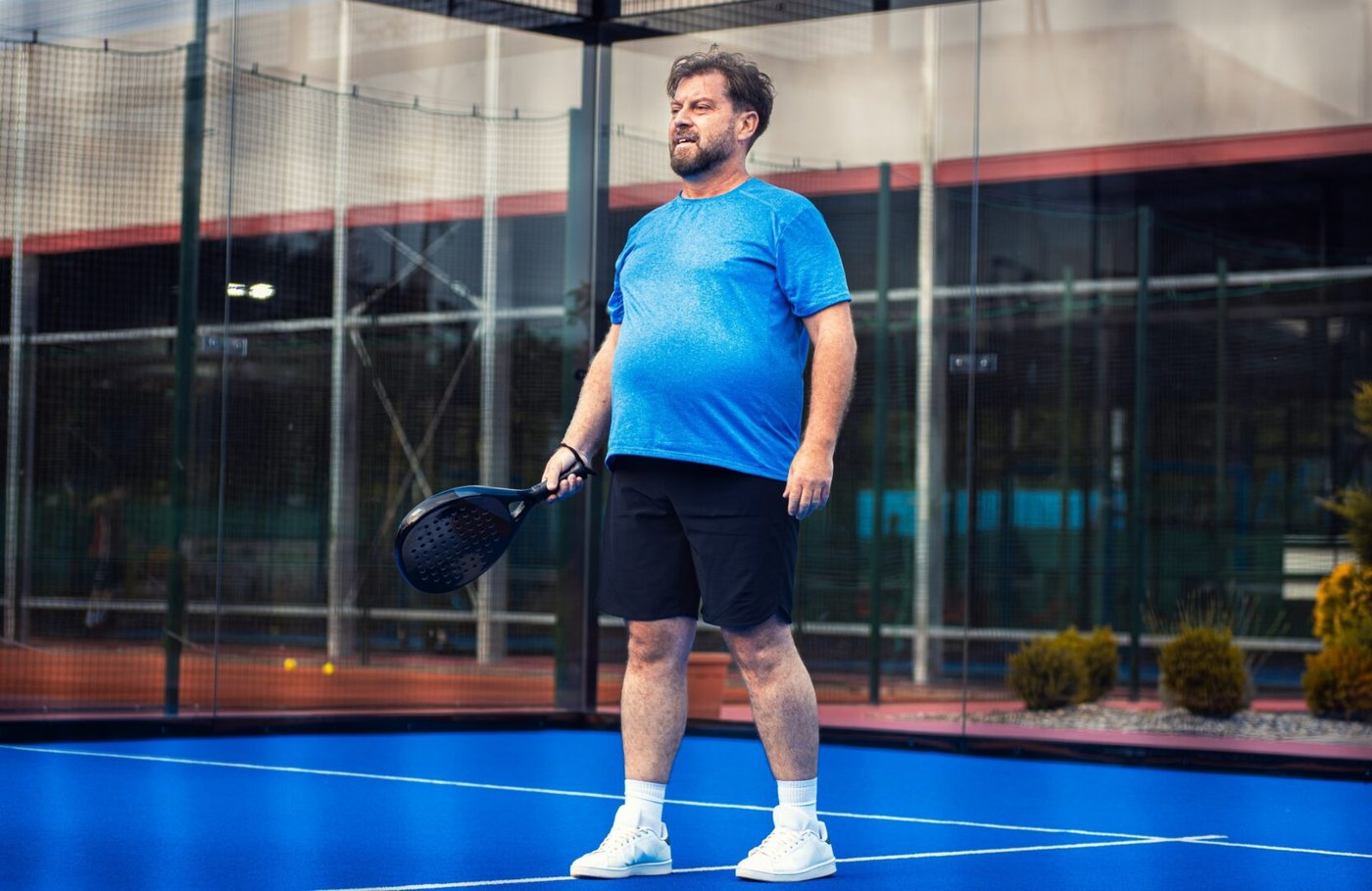 Jugador de pádel preparado en la pista